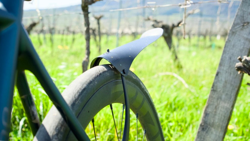 Pneu gravel slick monté sur une roue de vélo, idéal pour rouler sur route et bitume en configuration tubeless