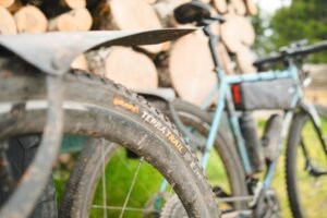 Pneus gravel en 700x40 montés sur un vélo tout-terrain, le compromis idéal entre route et chemins