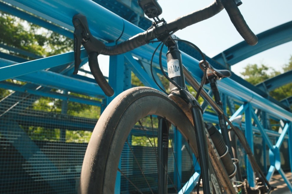 Vélo gravel équipé de pneus slick 700x30 sur route, idéal pour rouler vite sur l’asphalte