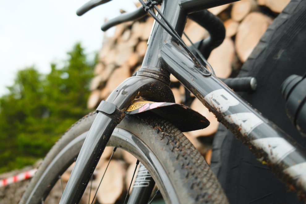 Vélo gravel avec pneu 700x45 et cadre compatible – exemple en conditions réelles