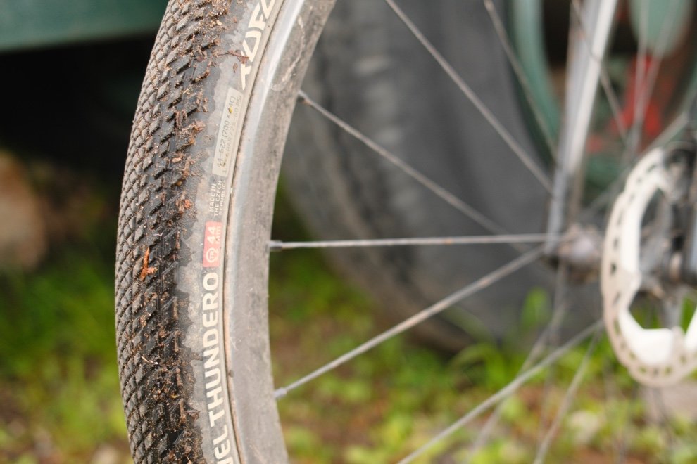 Détail des crampons d’un pneu gravel 700x45 – importance du profil pour l’adhérence