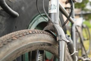 Pneu gravel 700x45 monté sur vélo pour les sorties tout-terrain et bikepacking
