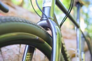 Pneu gravel bien gonflé, adapté à un usage mixte route et chemin