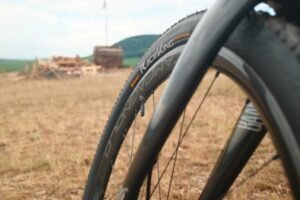 Vue rapprochée des roues Campagnolo Levante montées sur un vélo gravel