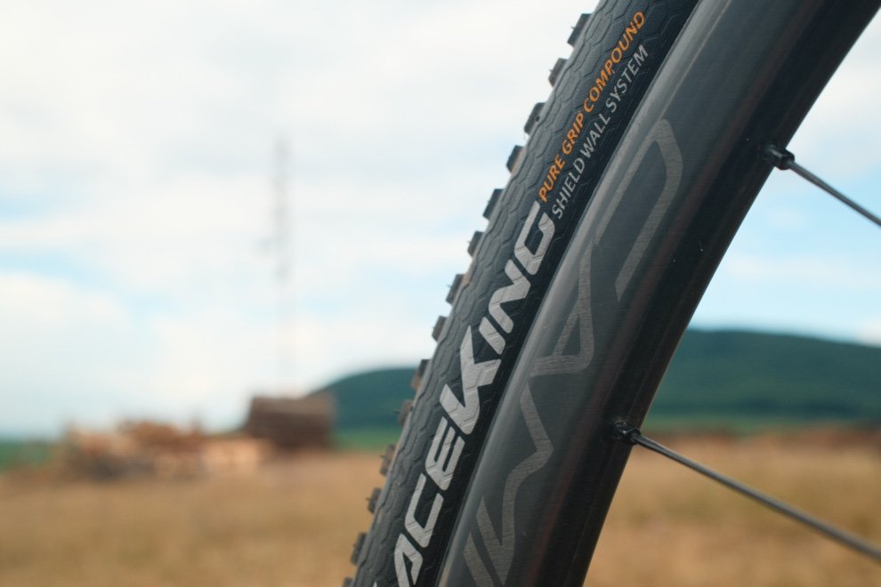 Gros plan sur la jante Campagnolo Levante sans fond de jante, assurant une excellente étanchéité tubeless