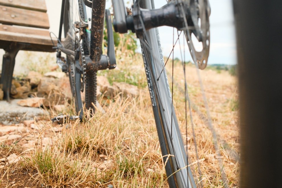 Zoom sur la jante Campagnolo Levante montrant la largeur interne de 25 mm et le profil asymétrique en carbone
