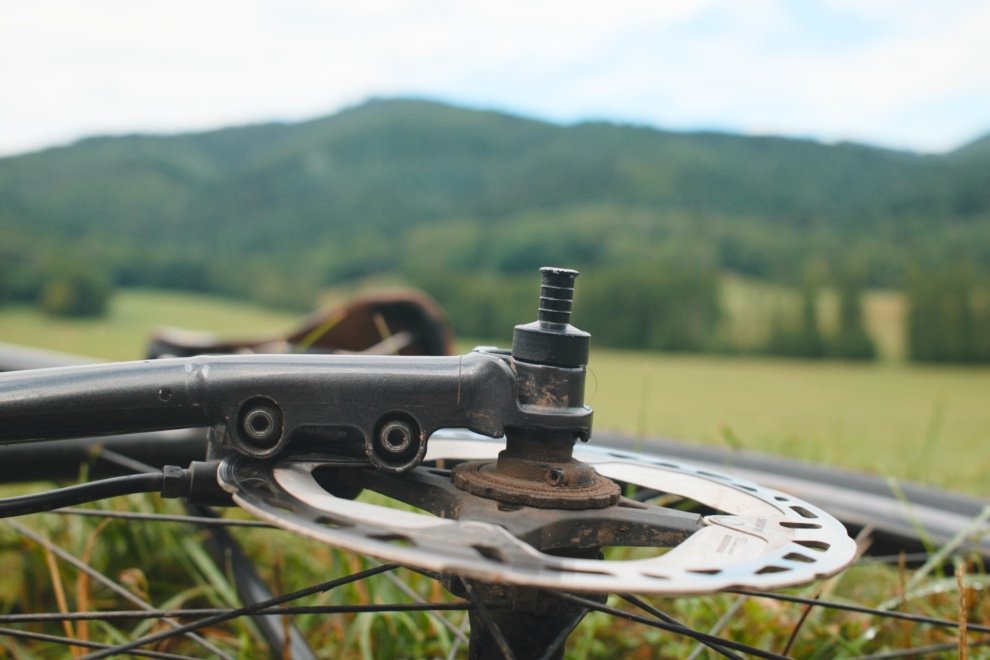 Vis de réglage de la contrainte des roulements sur le moyeu des Campagnolo Levante, pour un gain de fluidité