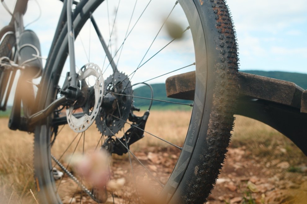 Vue arrière d’un vélo gravel équipé des Campagnolo Levante, des roues carbone légères et performantes
