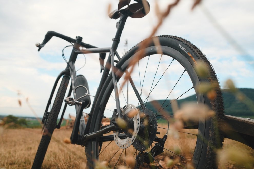Vélo gravel équipé des roues Campagnolo Levante en pleine nature après 3100 km de test terrain