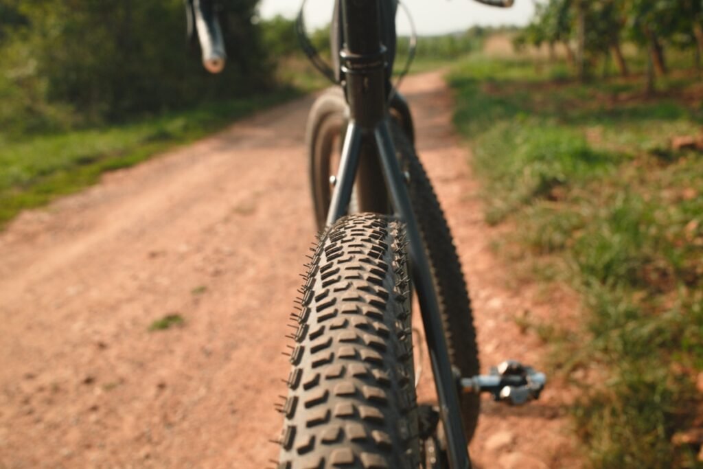 Crampons du Continental Terra Adventure offrant un bon grip sur chemin gravel