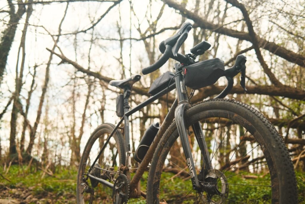 Vélo gravel équipé des sacoches Cyclite Nano sans impact visible sur le comportement en chemin