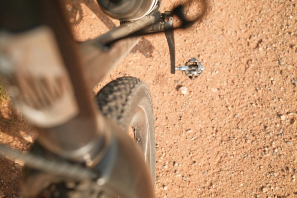 Pneu Continental Race King sur chemin en terre adapté au gravel engagé et aux sentiers