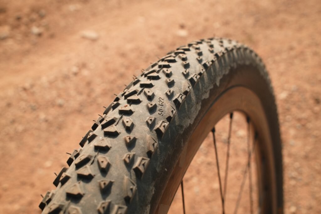 Pneu Continental Race King avec crampons typés VTT offrant un comportement stable en gravel engagé