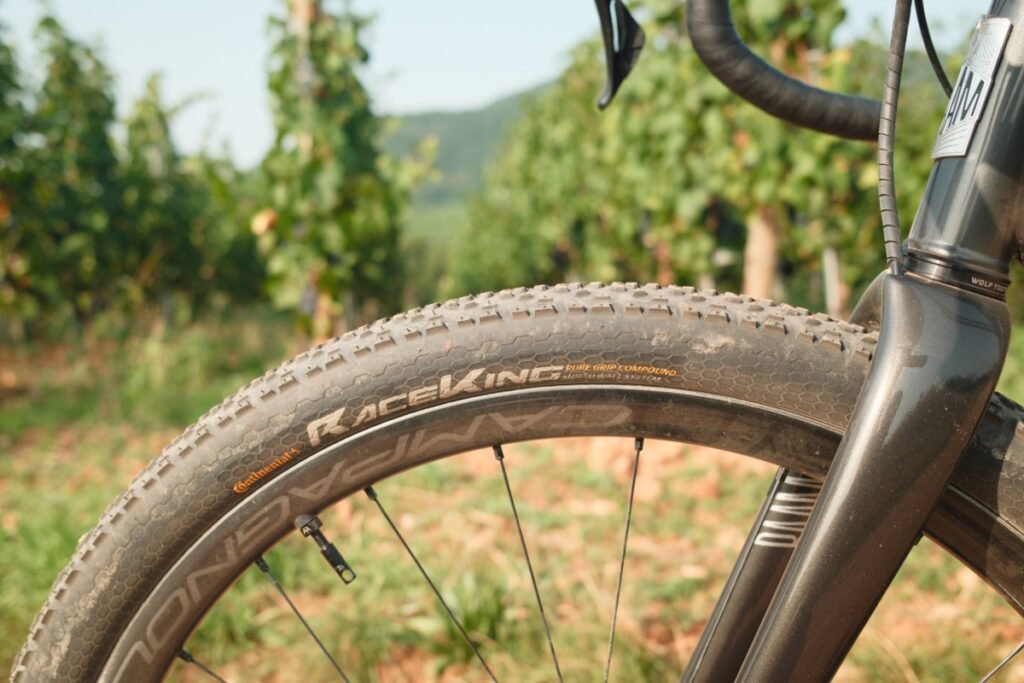 Volume du pneu Continental Race King en 29x2.0 apportant confort et amorti en gravel