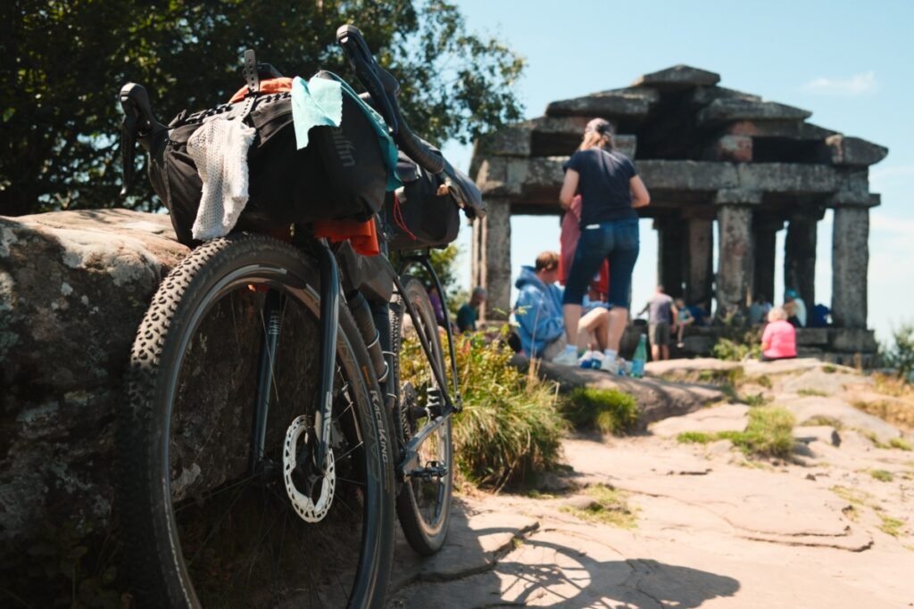Gravel équipé du Continental Race King sur un sentier technique en bikepacking montrant ses capacités