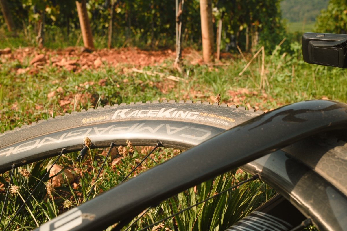 Pneu Continental Race King monté sur un gravel en 29x2.0 pour test sur chemins