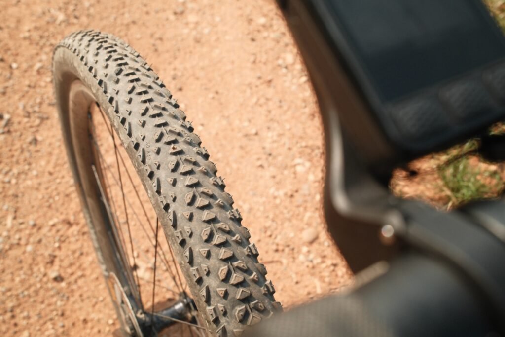 Crampons du pneu Continental Race King offrant un fort grip sur chemin gravel