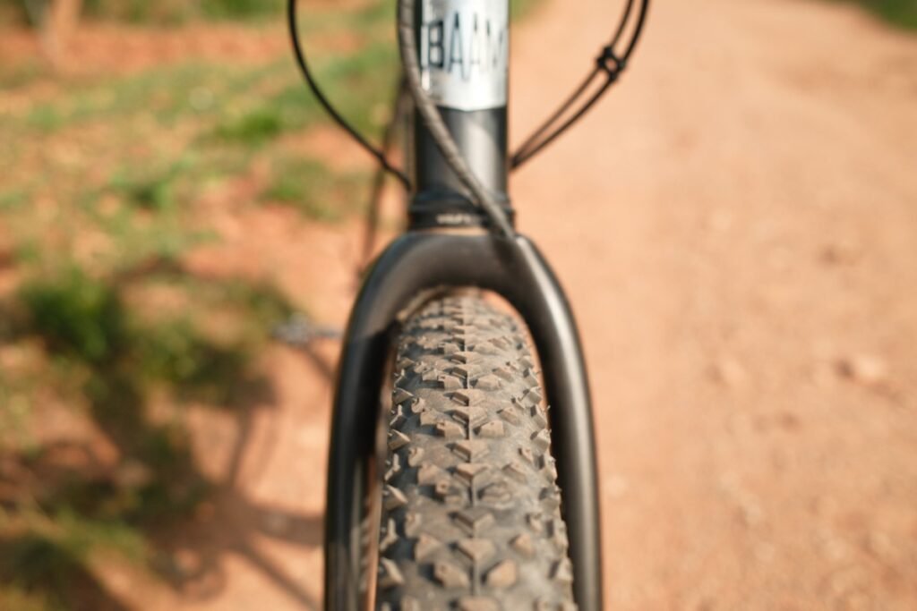 Pneu Continental Race King monté sur un gravel montrant sa polyvalence sur différents terrains