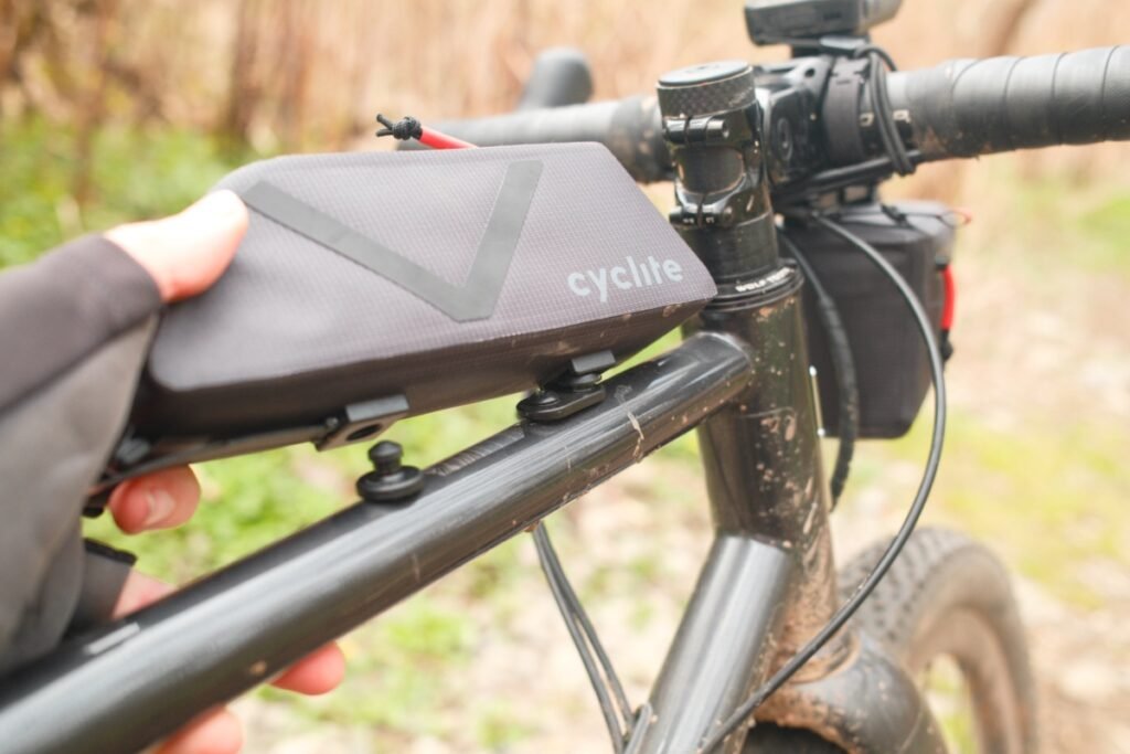 Système de fixation des sacoches Cyclite Nano léger et stable sur un vélo gravel