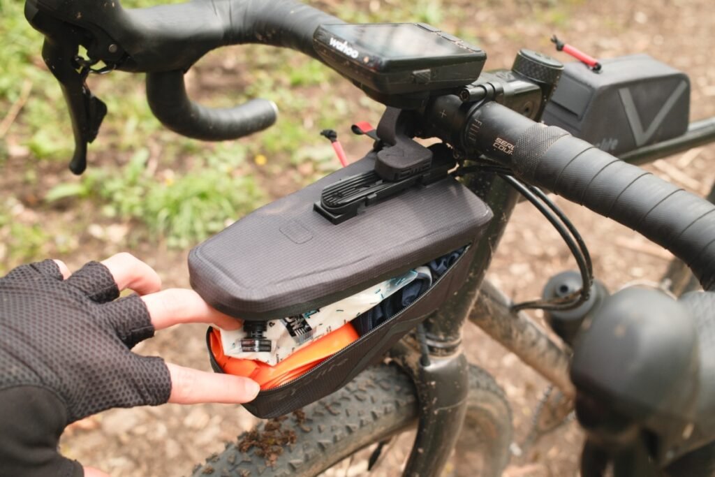 Fixation de la sacoche top tube Cyclite Nano stable et pratique sur un vélo gravel