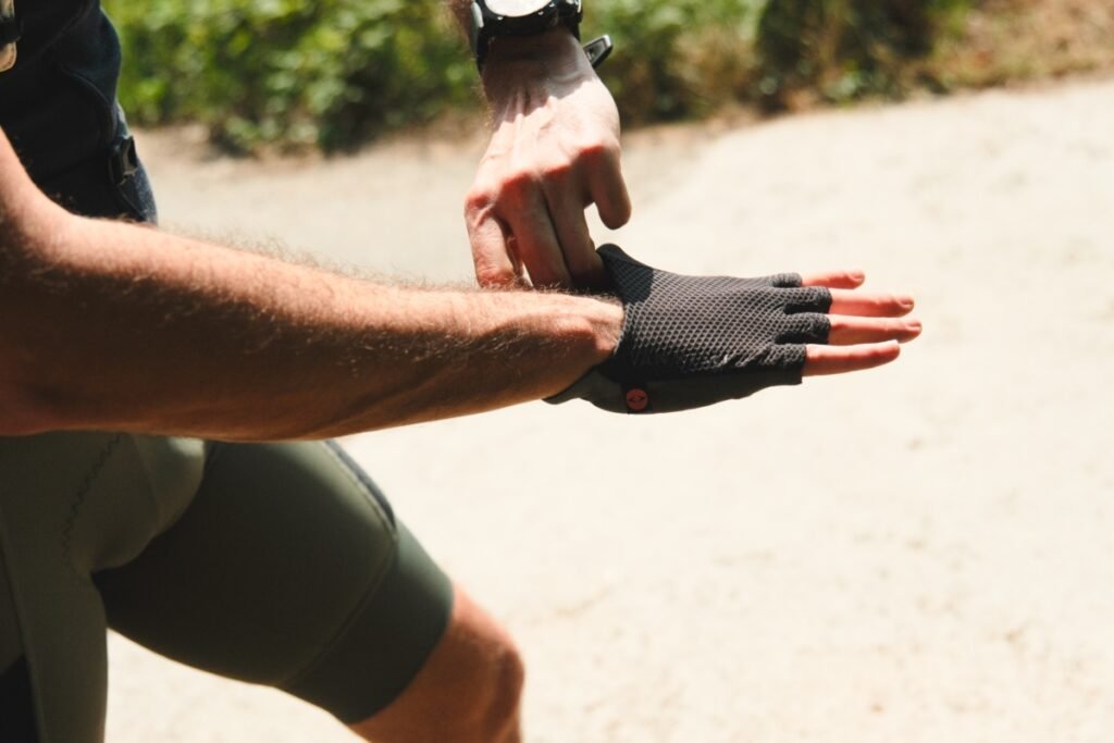 gants Van Rysel 920 avec un fit proche de la peau pour un bon maintien en gravel
