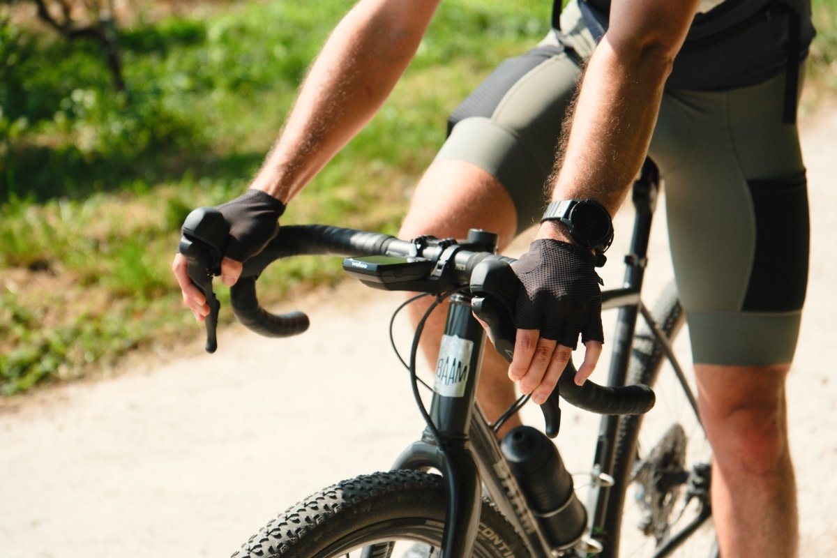 gants Van Rysel Route 920 portés en gravel sur chemin, test en conditions réelles