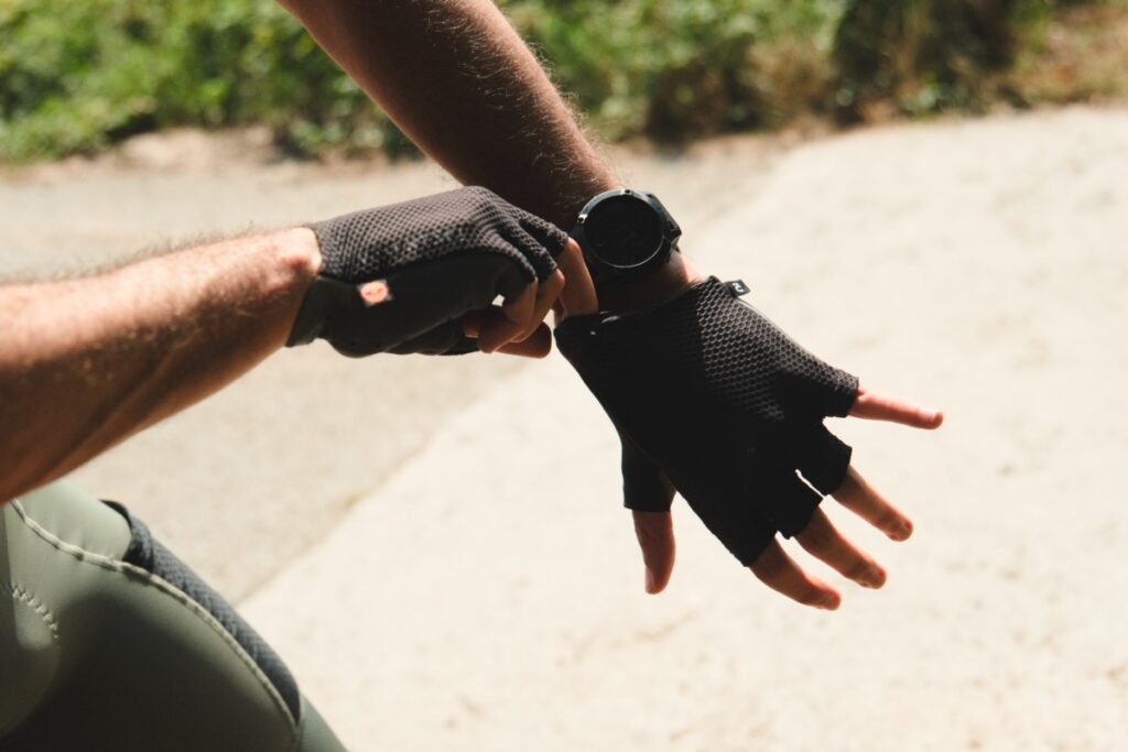 retrait des gants Van Rysel 920 sans scratch, nécessite de tirer entre les doigts pour les enlever