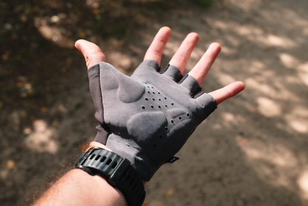 paume des gants Van Rysel 920 en condition réelle sur chemin gravel lors du test terrain