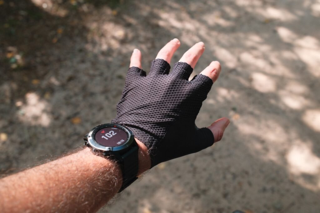 dessus des gants Van Rysel 920 en tissu respirant, idéal pour rouler en gravel par temps chaud