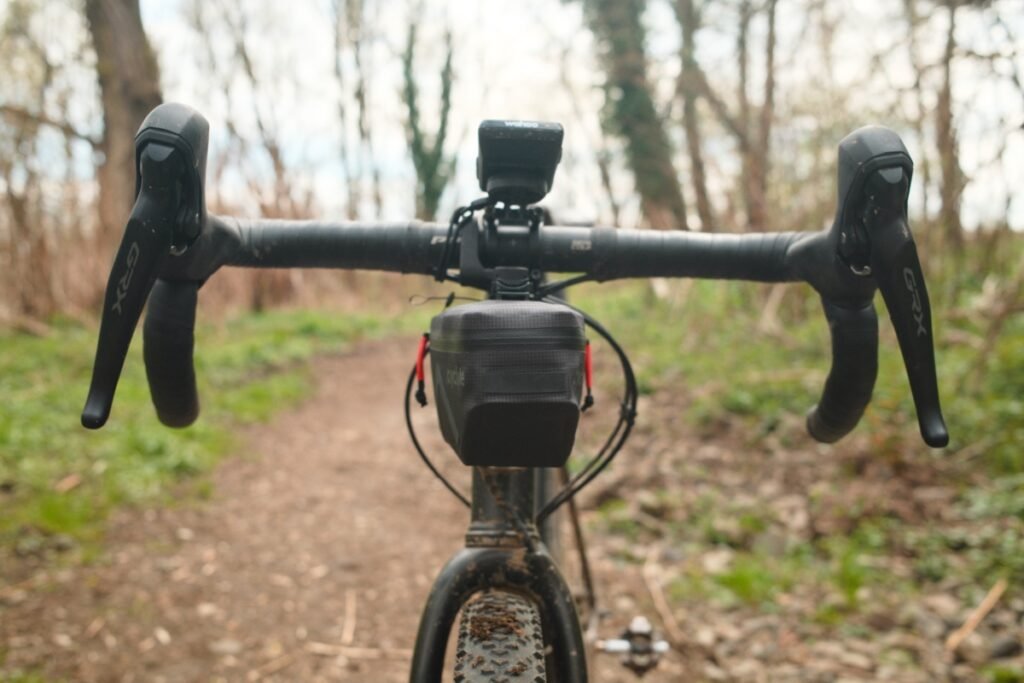 Sacoche de cintre Cyclite Nano compacte et aérodynamique sur un vélo gravel