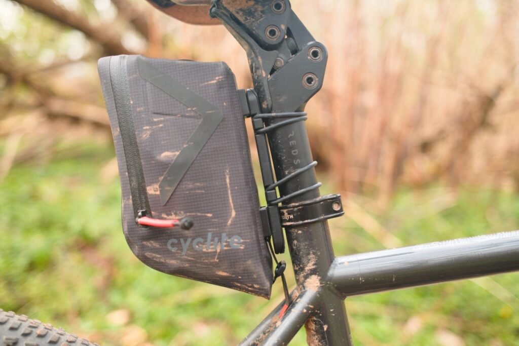 Sacoche de selle Cyclite Nano compacte montée sur un vélo gravel avec fixation stable