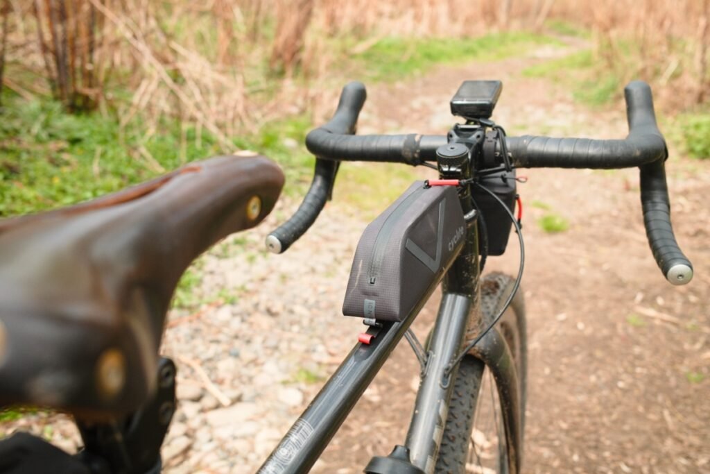 Sacoche top tube Cyclite Nano fixée sur un vélo gravel avec accès facile à la nutrition