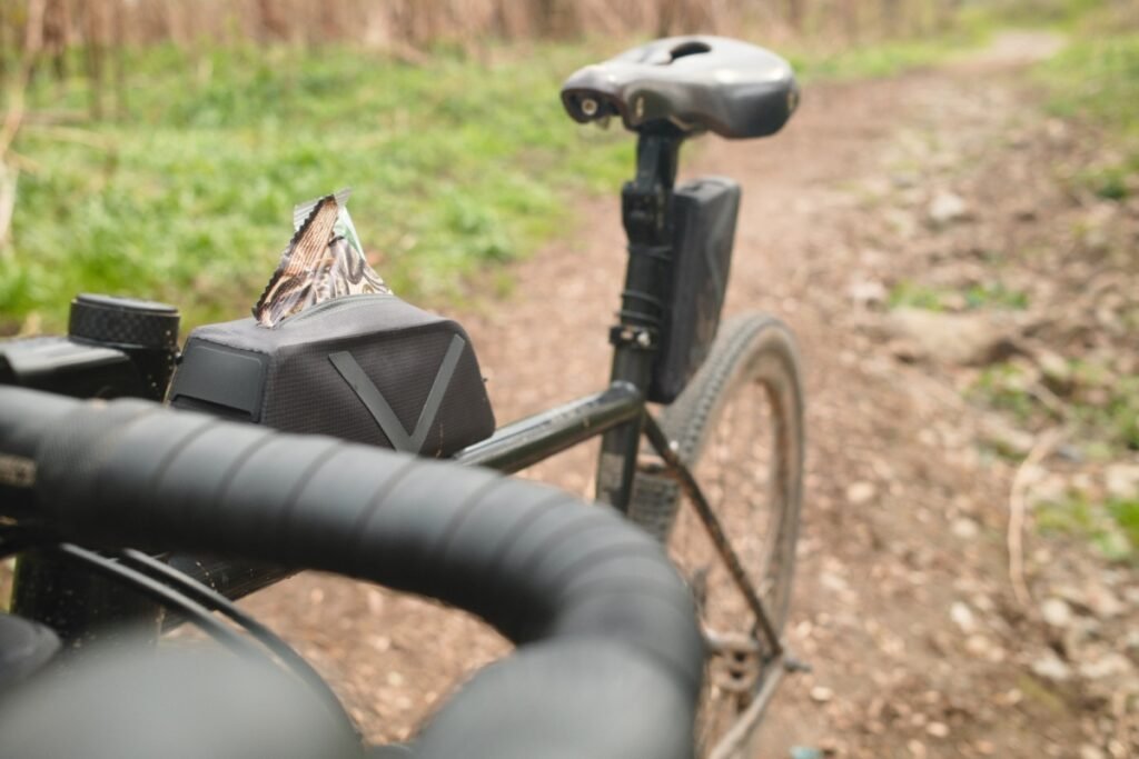 Sacoches Cyclite Nano discrètes sur un vélo gravel avec accès facile à la nutrition en roulant
