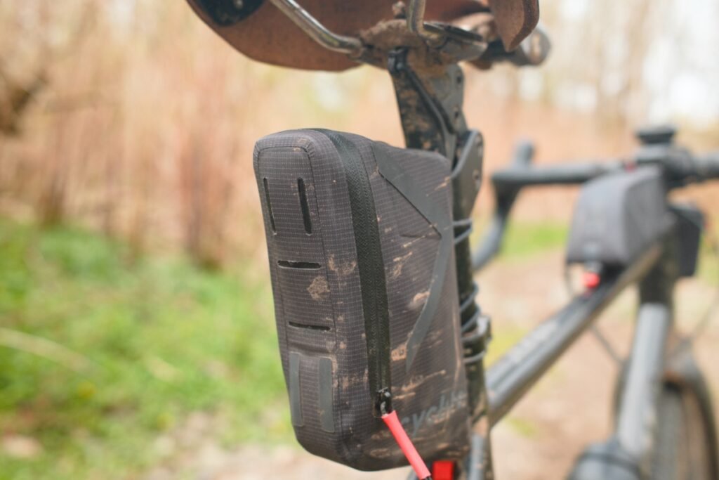 Support pour lampe arrière intégré sur la sacoche Cyclite Nano pour plus de visibilité
