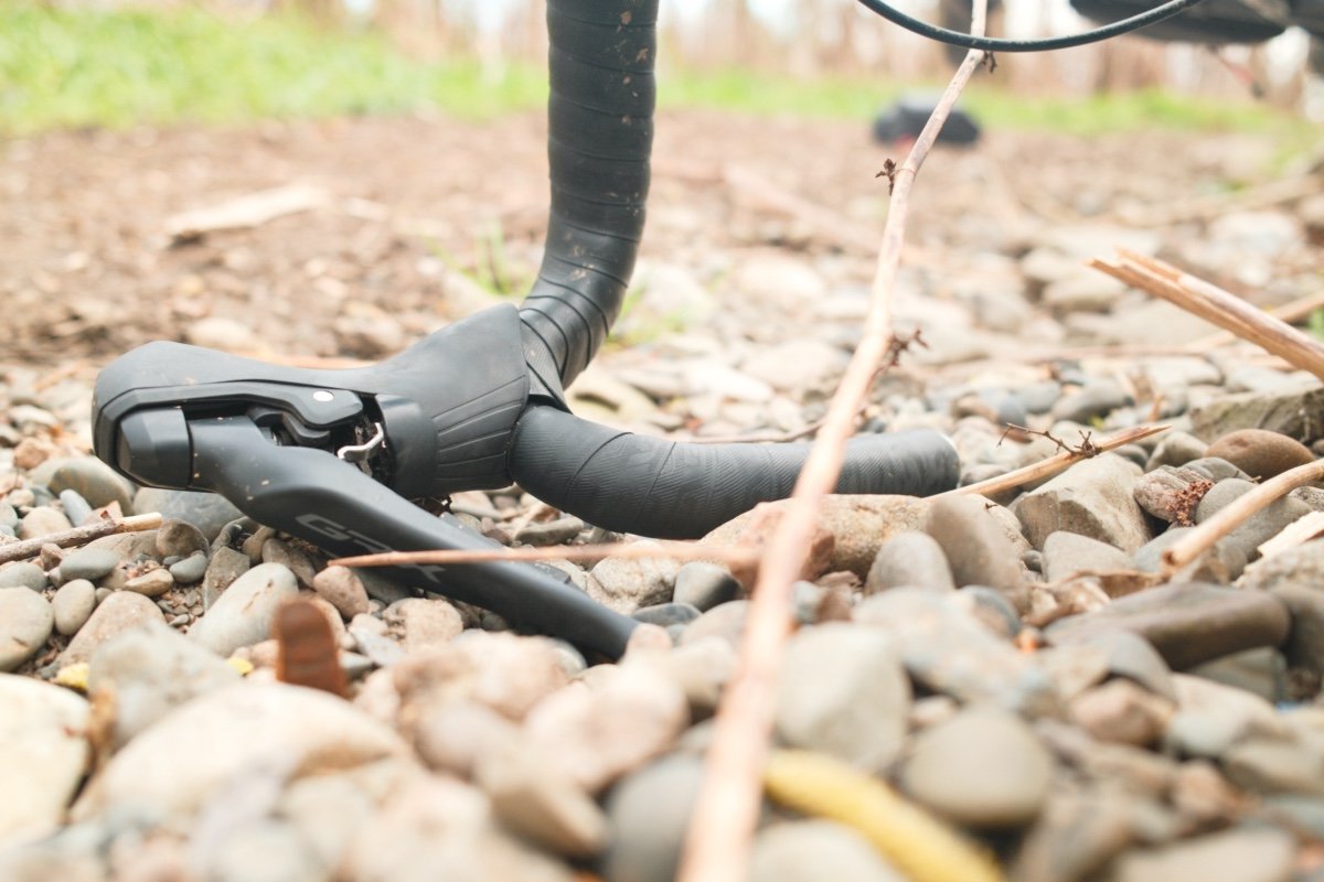 guidoline ENVE 2.5 sur cintre gravel posée sur terrain caillouteux, idéale pour absorber les vibrations en chemin
