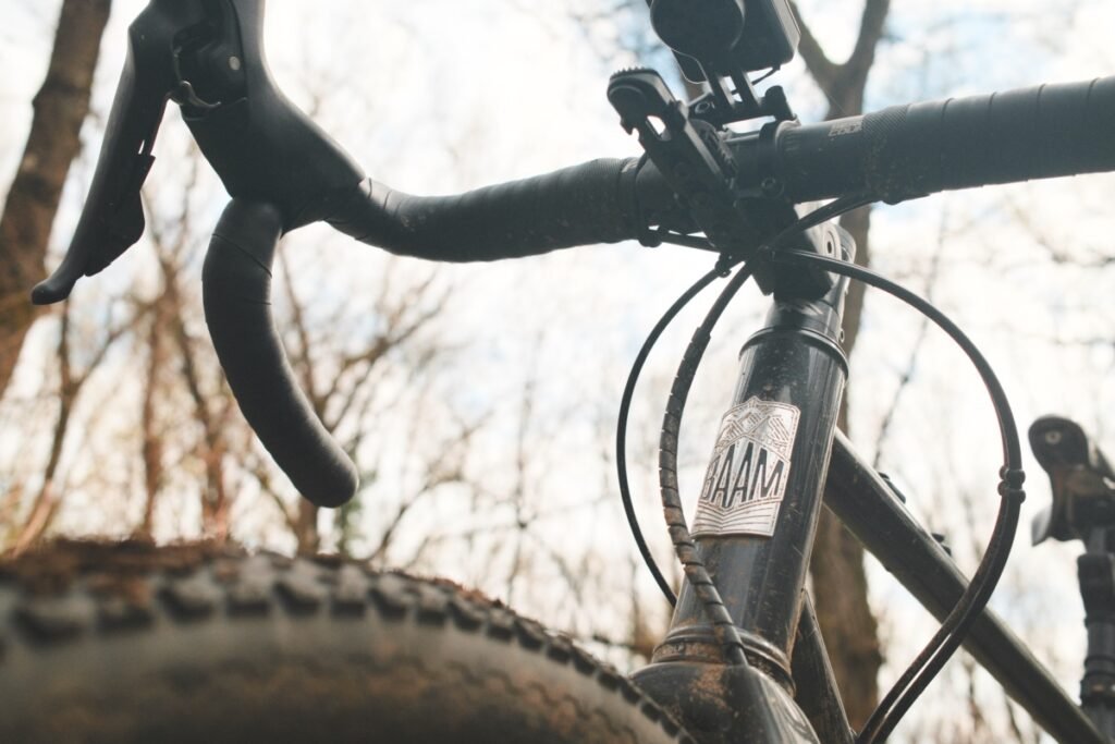 guidoline ENVE 2.5 montée sur gravel BAAM Argh, adaptée aussi bien à la route qu’aux chemins en forêt