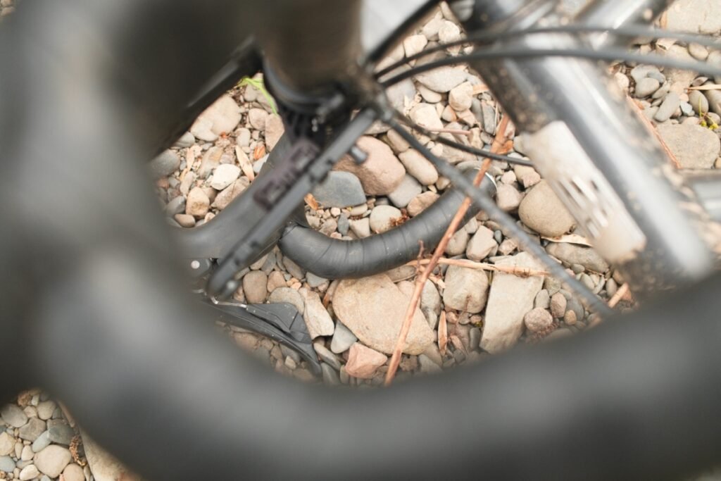 guidoline ENVE 2.5 en test gravel posée sur cailloux, utilisée sans précaution sur terrain exigeant
