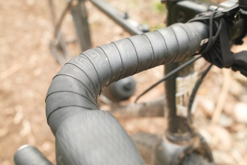 texture de la guidoline ENVE 2.5 sur cintre gravel avec un grip efficace même sur terrain sec ou humide
