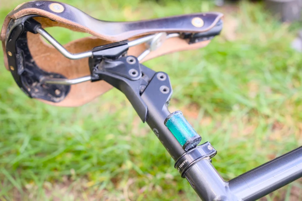 Élastomère interchangeable de la tige de selle Redshift ShockStop, installé sur un vélo de gravel
