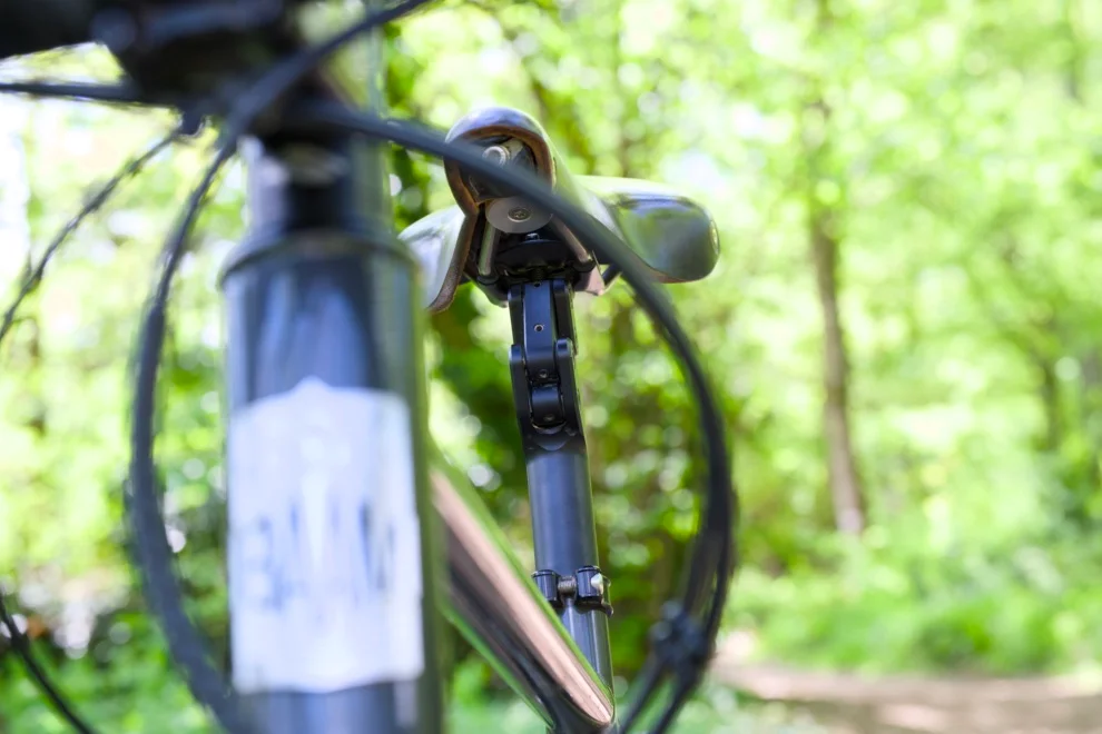 Vue avant de la tige de selle Redshift ShockStop illustrant son influence sur la position et le pédalage