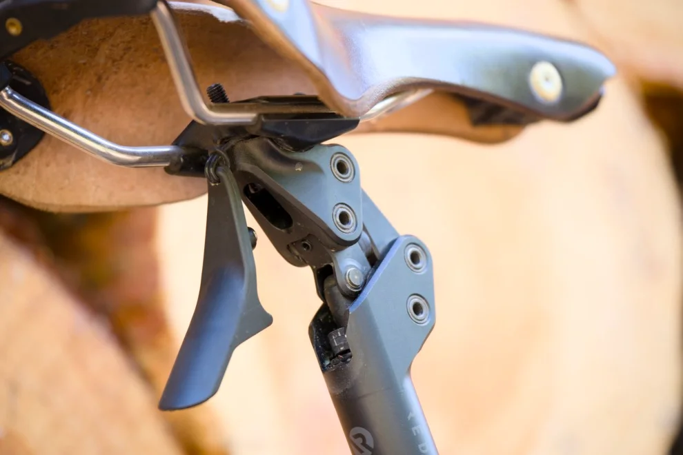 Zoom sur le mécanisme de la Redshift ShockStop pour illustrer la question de son utilité en bikepacking