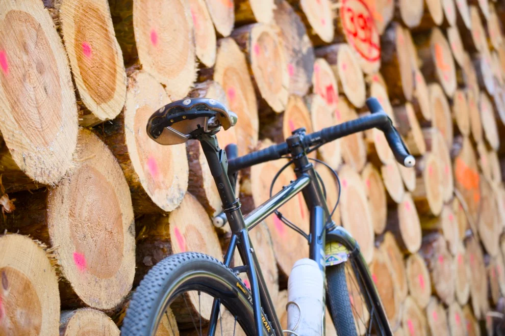 Vélo gravel équipé de la tige de selle Redshift ShockStop, en test sur le terrain en forêt