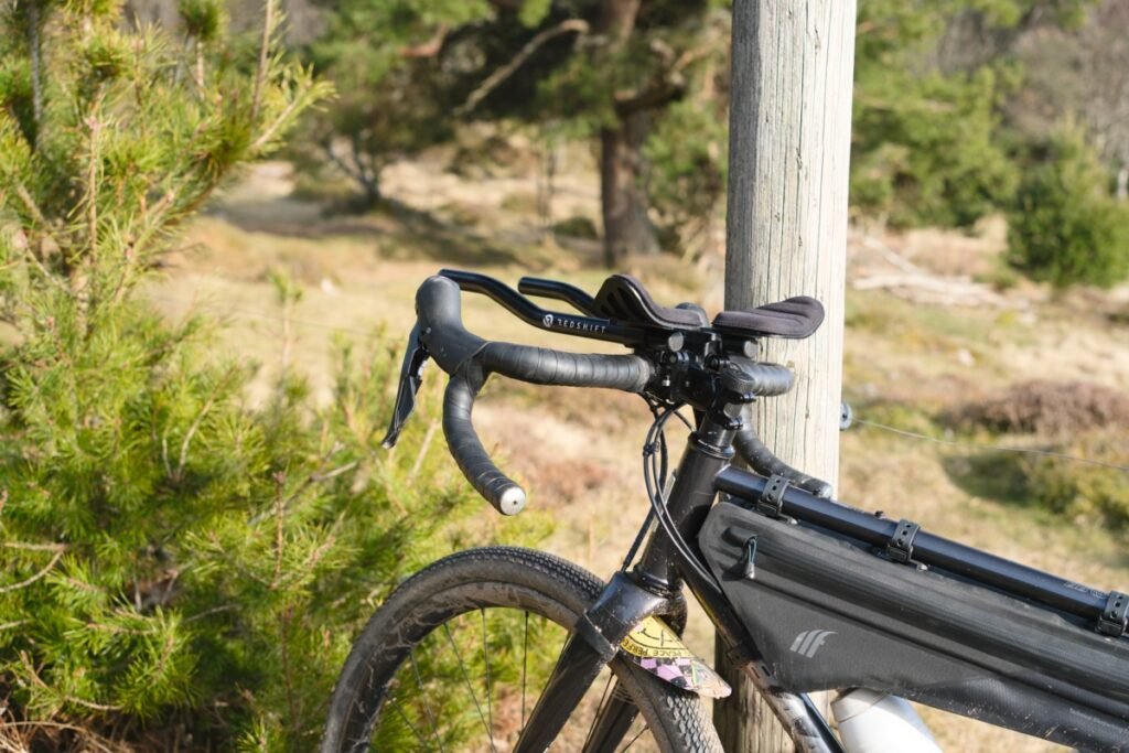 Vue de profil d'un cintre gravel montrant le drop, la hauteur entre le haut et le bas du guidon