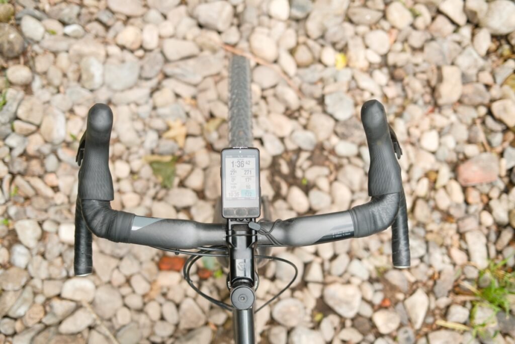 Cintre gravel vu de dessus, sa forme et sa courbure visibles, avec compteur GPS Wahoo sur la potence