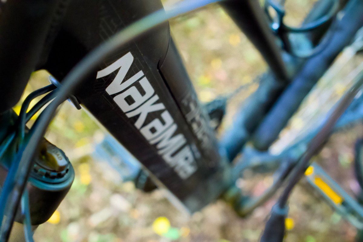 Cadre de gravel électrique Nakamura E-Gravel sur un chemin en forêt