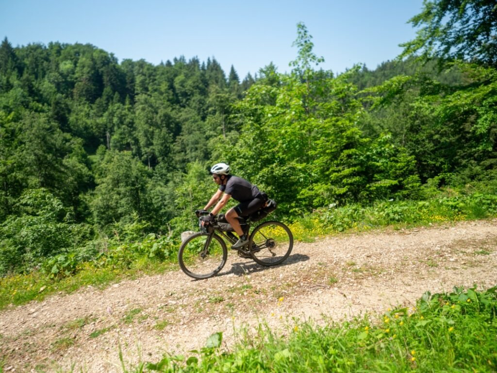 Roue Aivee Gravel en action sur un chemin gravel