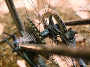 Roues Aivee Gravel 2026 en aluminium montées sur un vélo gravel, testées en Forêt-Noire