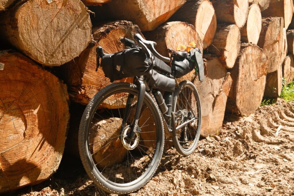 Paire de roues Aivee Gravel 2026 montées sur un vélo gravel en extérieur