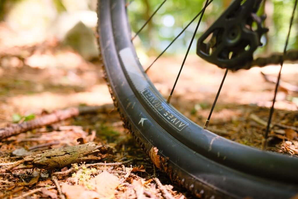 Vélo chargé, 2000 m de D+ par jour : le vrai terrain de jeu pour juger des roues.