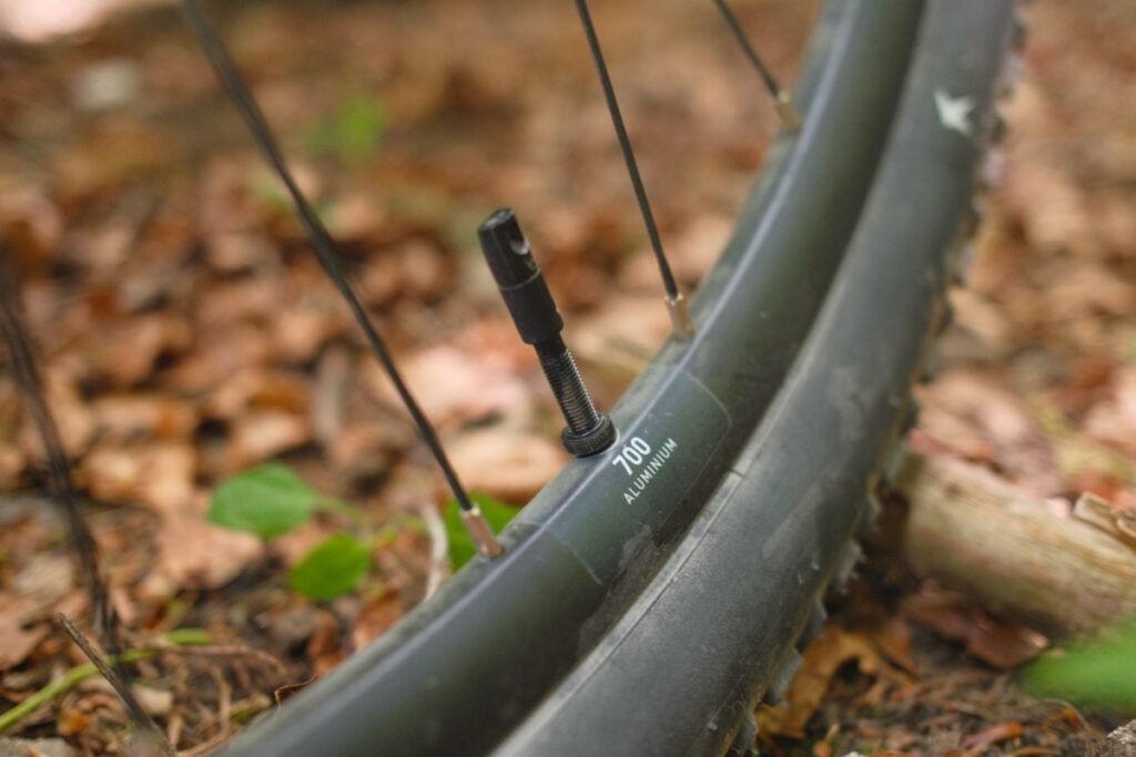Une valve tubeless sur ces roues Aivee Gravel 2026